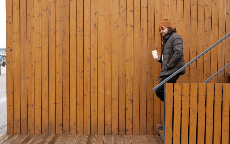 portrait-young-peson-with-their-frinds (1)